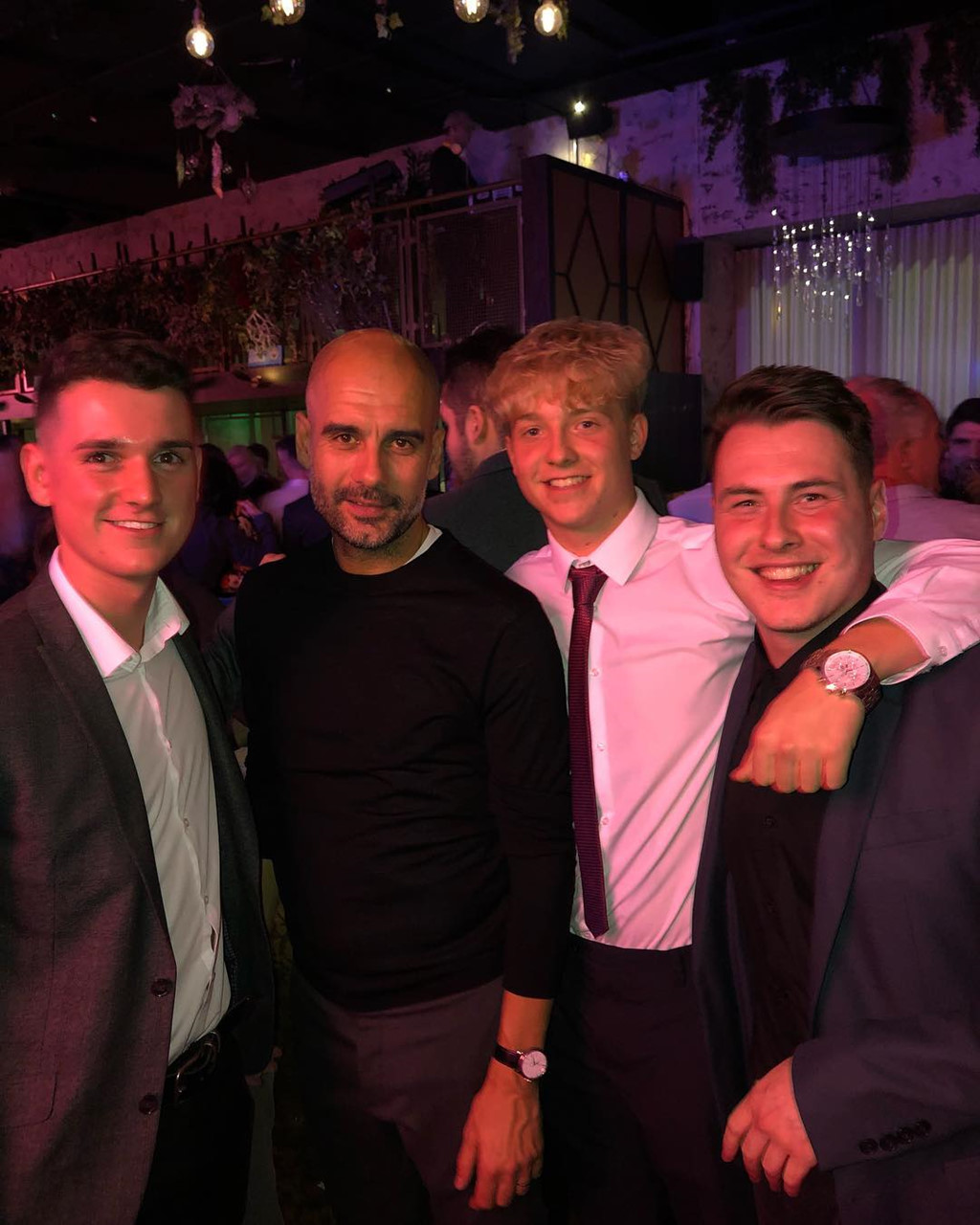 Pep Guardiola mời 500 nhân viên dự tiệc mừng vô địch lượt đi